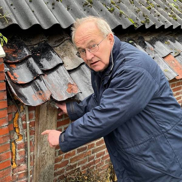 Jan Wigboldus aus Groningen zeigt die Schäden an seinem Hof.