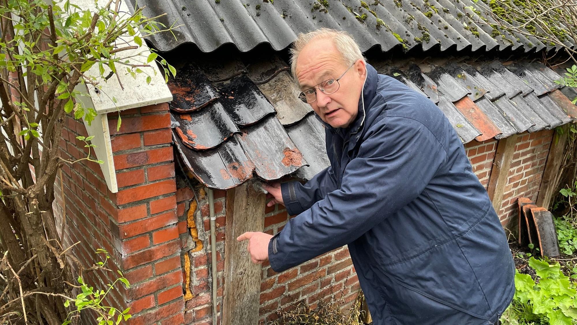 Jan Wigboldus aus Groningen zeigt die Schäden an seinem Hof.