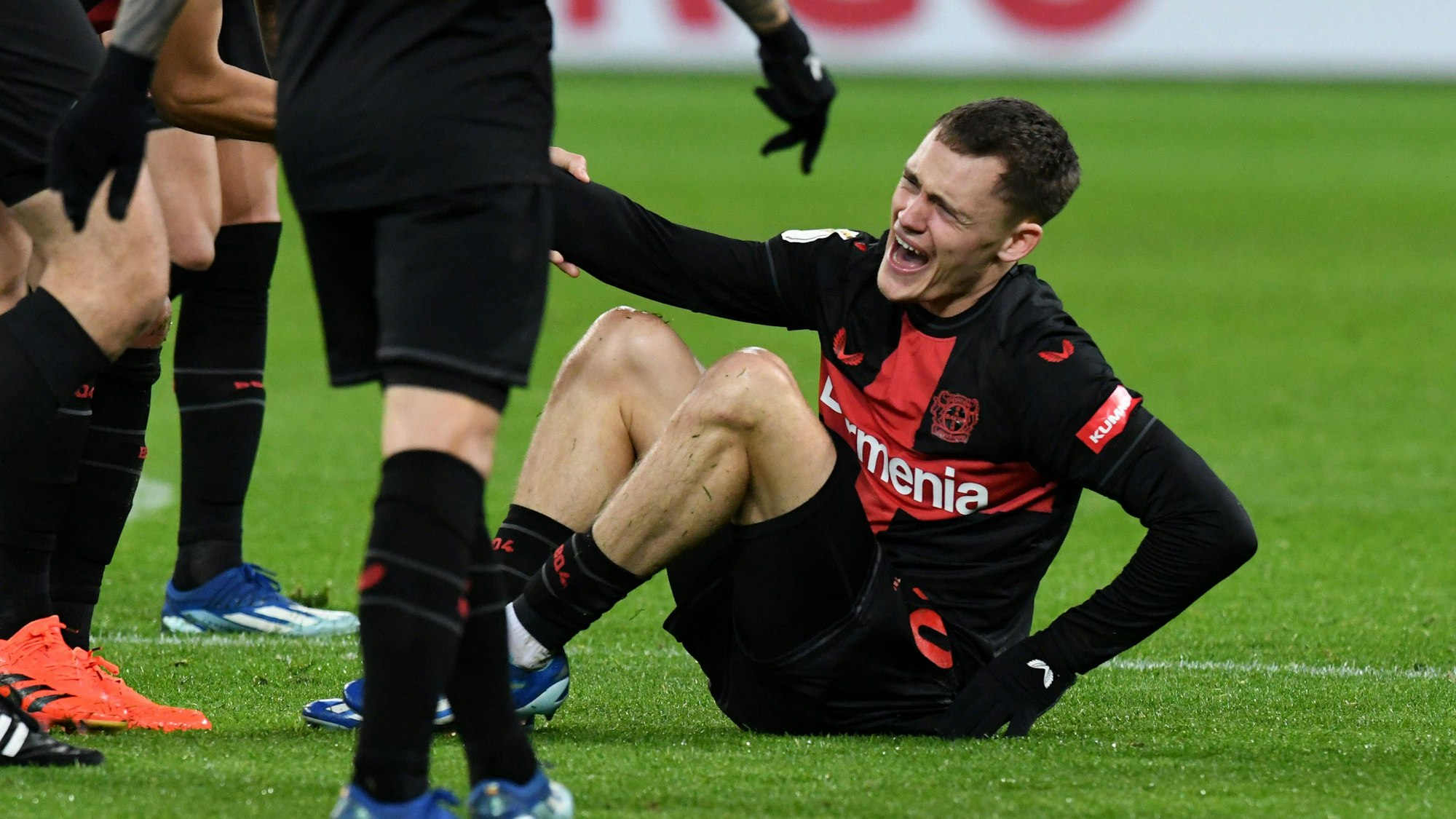 Florian Wirtz mit schmerzverzerrtem Gesicht im Spiel gegen den SC Paderborn.