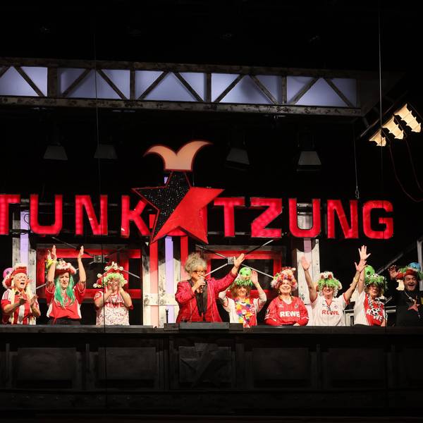 E-Werk, Stunksitzung, Mitte: Moderatorin Biggi Wanninger, 06.12.2023, Bild: Herbert Bucco