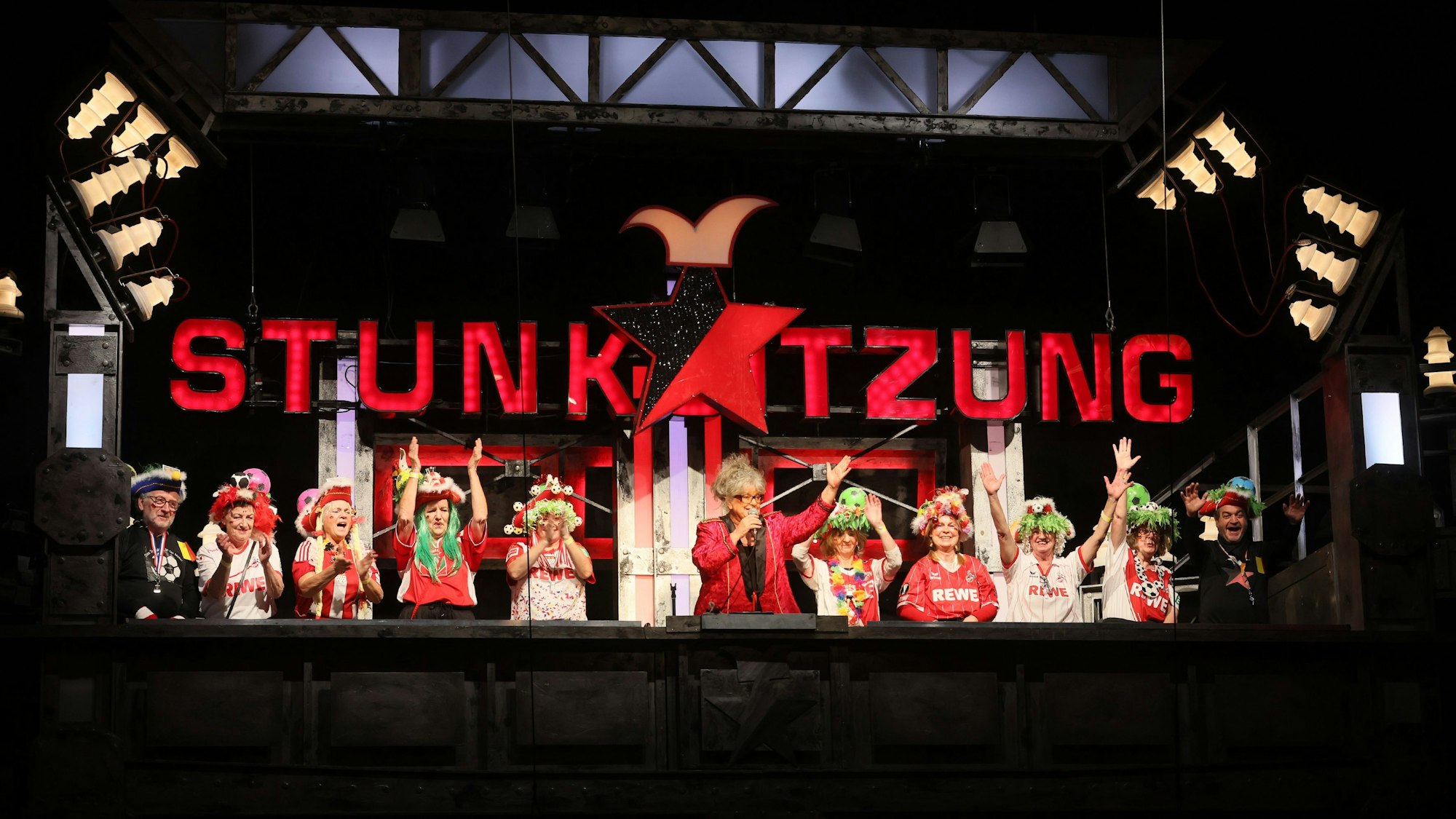 E-Werk, Stunksitzung, Mitte: Moderatorin Biggi Wanninger, 06.12.2023, Bild: Herbert Bucco