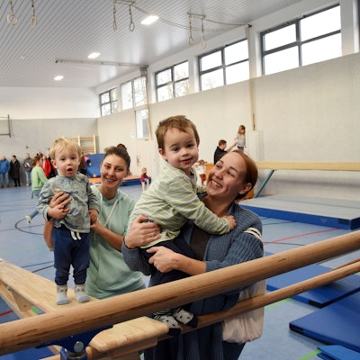 Kinder turnen in der sanierten Sporthalle.