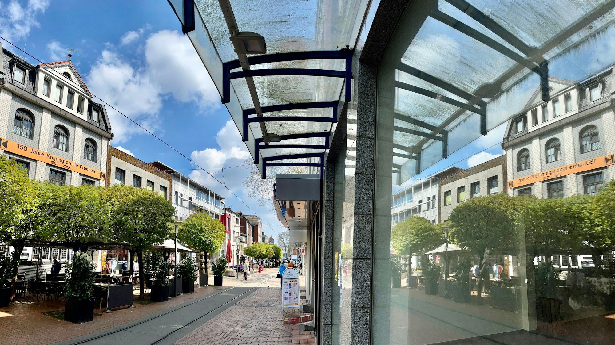 Auf dem Bild ist die Fußgängerzone in Frechen zu sehen.