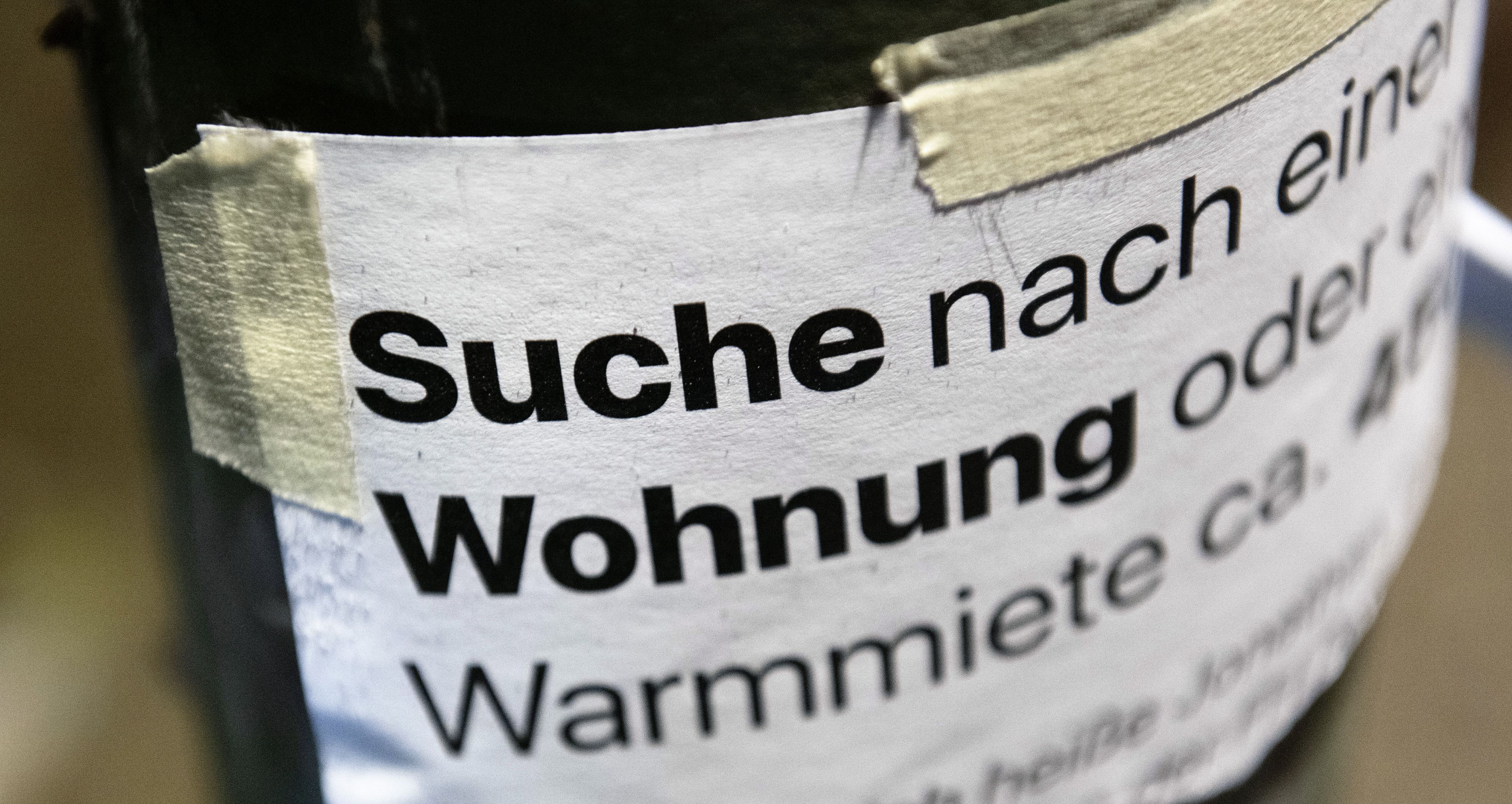 "Suche Wohnung" steht auf dem Zettel an einer Laterne in Berlin. (Symbolbild)