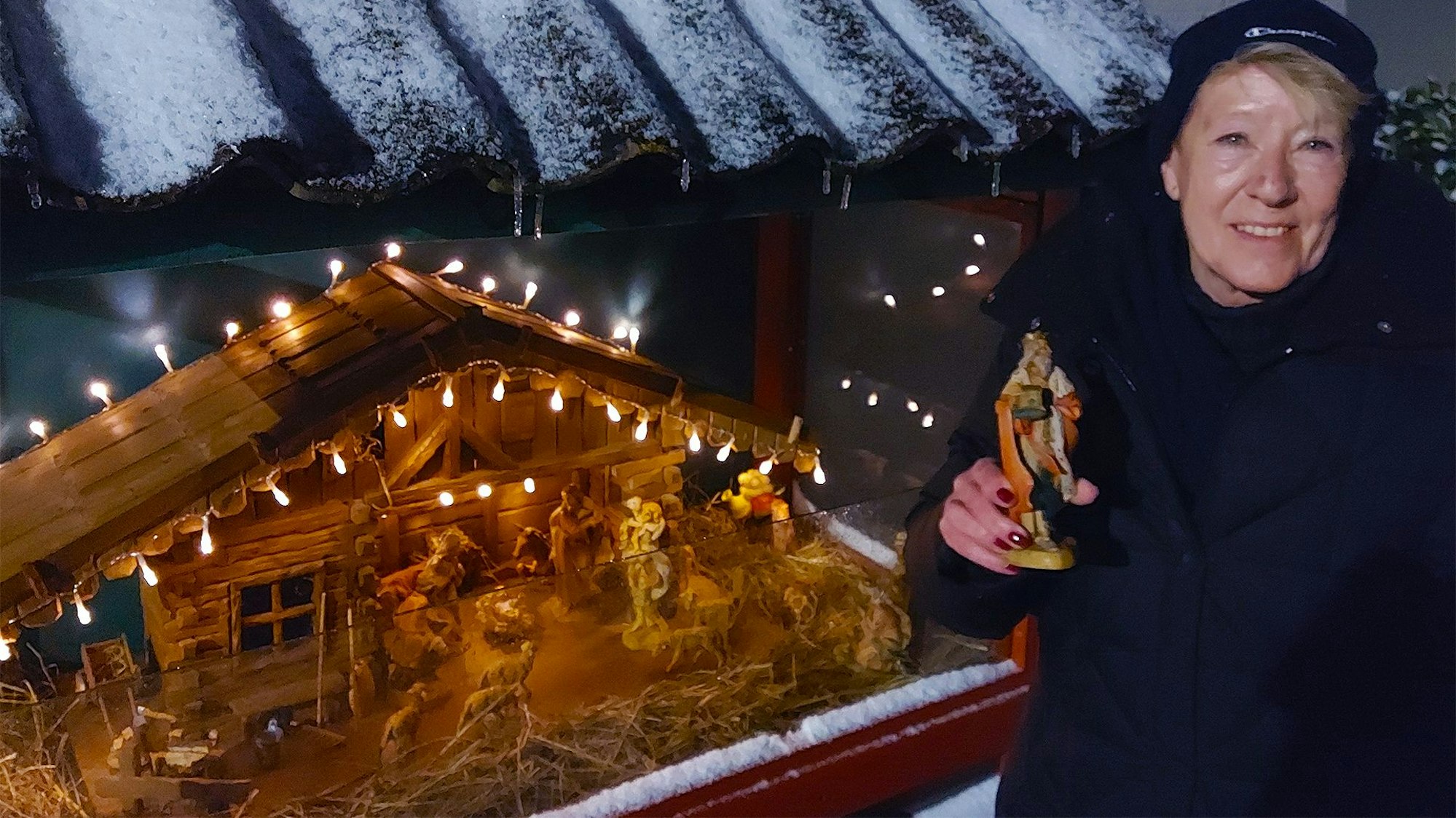 Linda Elsen steht an ihrer Weihnachtskrippe, die Bestandteil des Krippenwegs in Ripsdorf ist. Ihr Exemplar ist mit einem Schutzgestell und einer Überdachung vesehen.