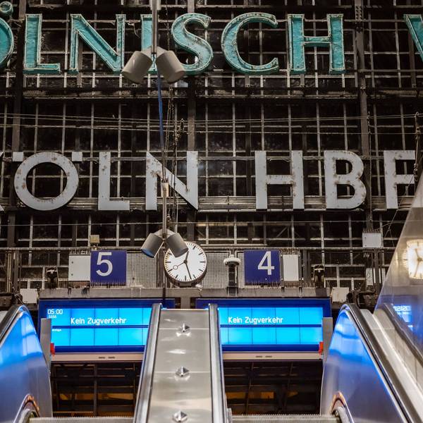 Schriftzug Köln HBF mit Anzeigetafeln mit der Aufschrift „Kein Zugverkehr“.