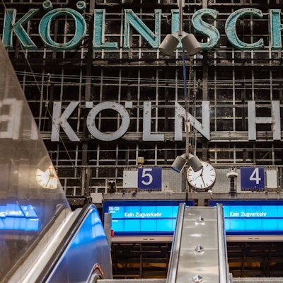 Schriftzug Köln HBF mit Anzeigetafeln mit der Aufschrift „Kein Zugverkehr“.