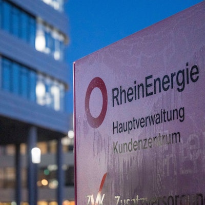 Die Zentrale der Rhein-Energie AG am Parkgürtel am Abend.