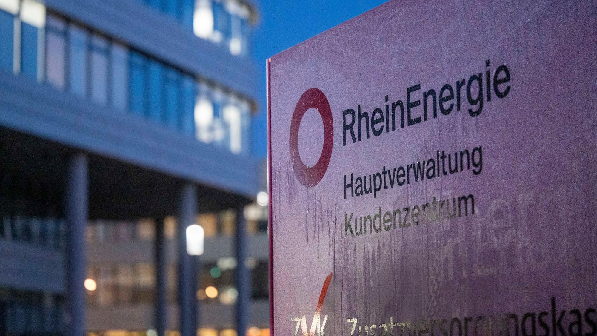 15.12.2022, Köln: Die Zentrale der Rhein Energie AG am Parkgürtel am Abend. Als Energieversorgung steht das Unternehmen aufgrund der hohen Energiepreise im Fokus.Foto: Uwe Weiser