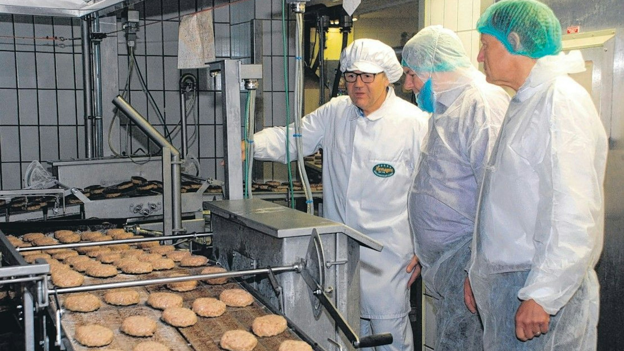 Hürth. Dr. Ortwin Weltrich, Hauptgeschäftsführer der Handwerkskammer zu Köln, Landrat Michael Kreuzberg zu Besuch bei Hardy Remagen in der Fleischwarenfabrik in Hürth.