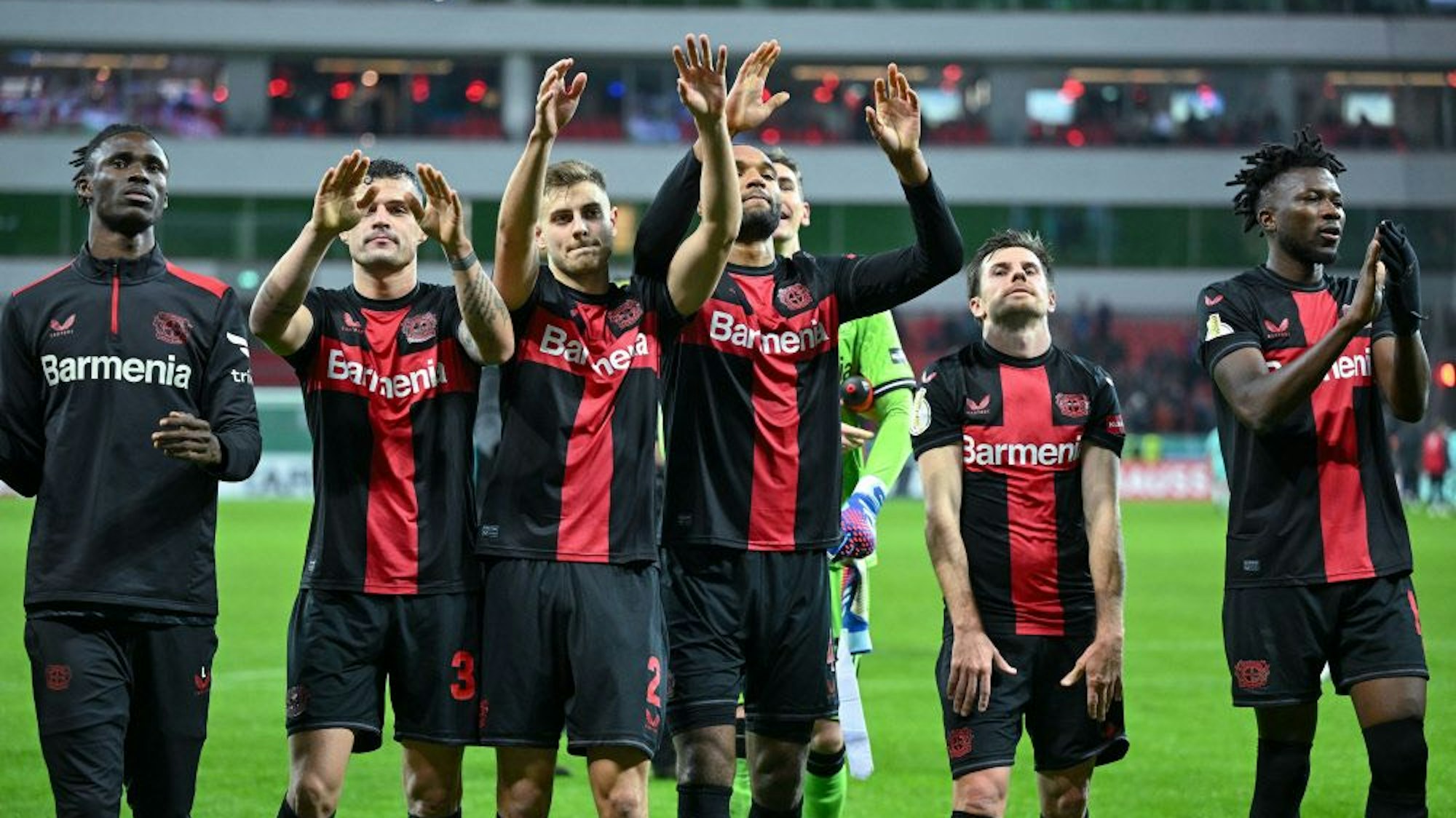 Die Leverkusener lassen sich vor der Nordkurve von ihren Fans feiern.