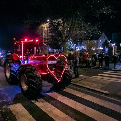 Ein mit einem beleuchteten Herzen geschmückter Traktor rollte durch Lindlar.