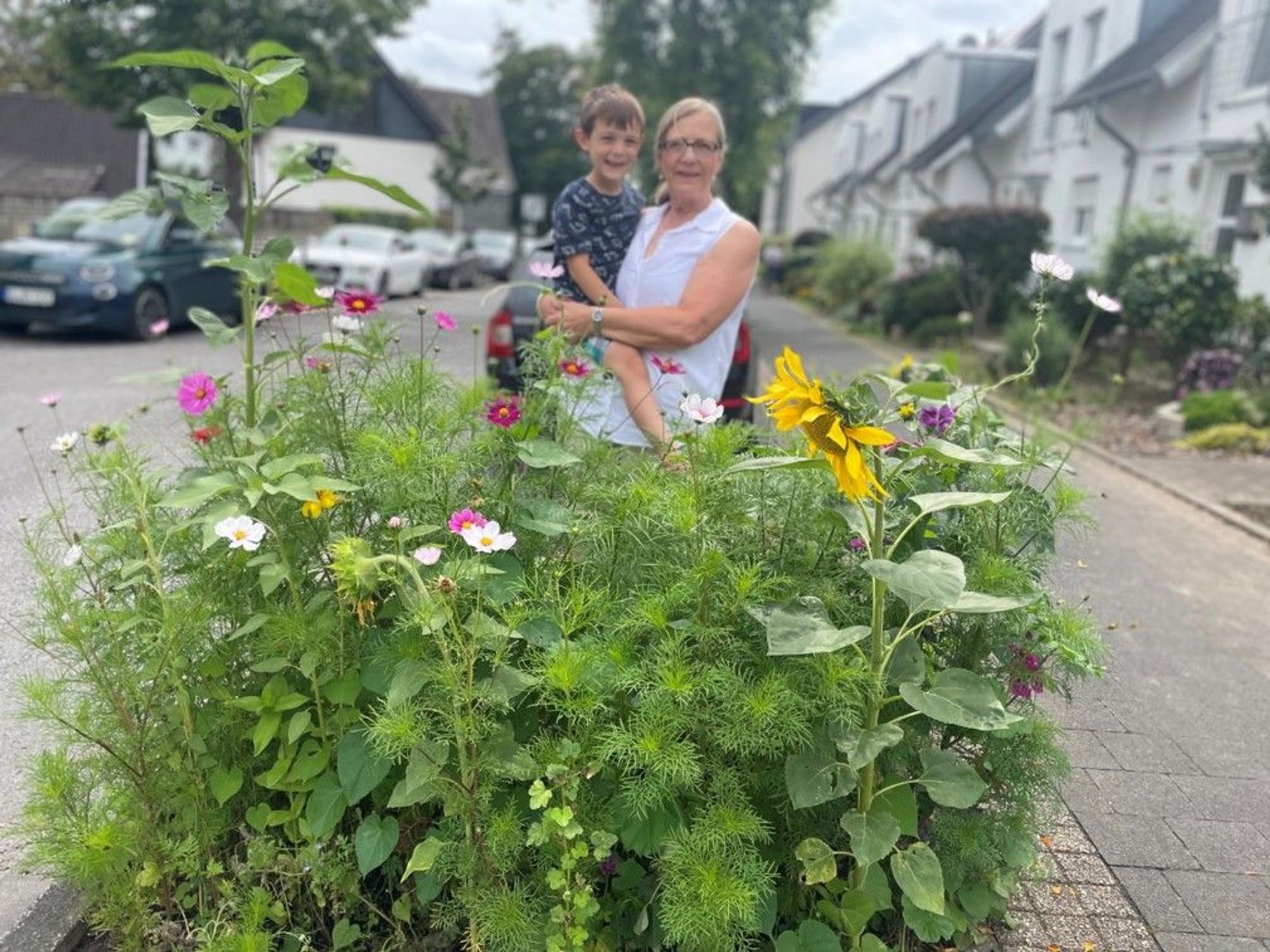 Moritz Nelte und seine Tante Annette Hamacher pflegen das Grün vor dem Haus seiner Eltern.