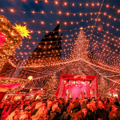 Ansichten des Weihnachtsmarktes auf dem Roncalliplatz am Dom in Köln