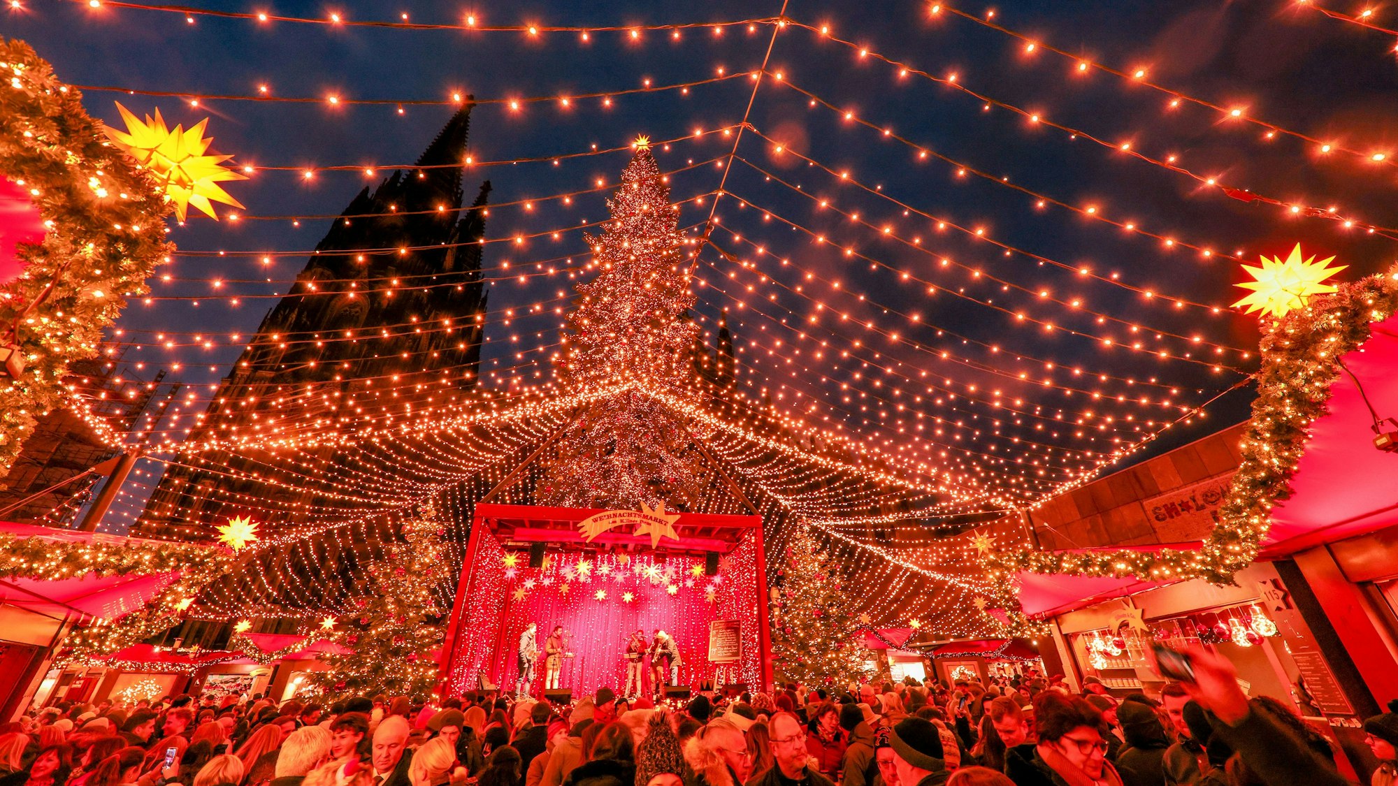 Ansichten des Weihnachtsmarktes auf dem Roncalliplatz am Dom in Köln