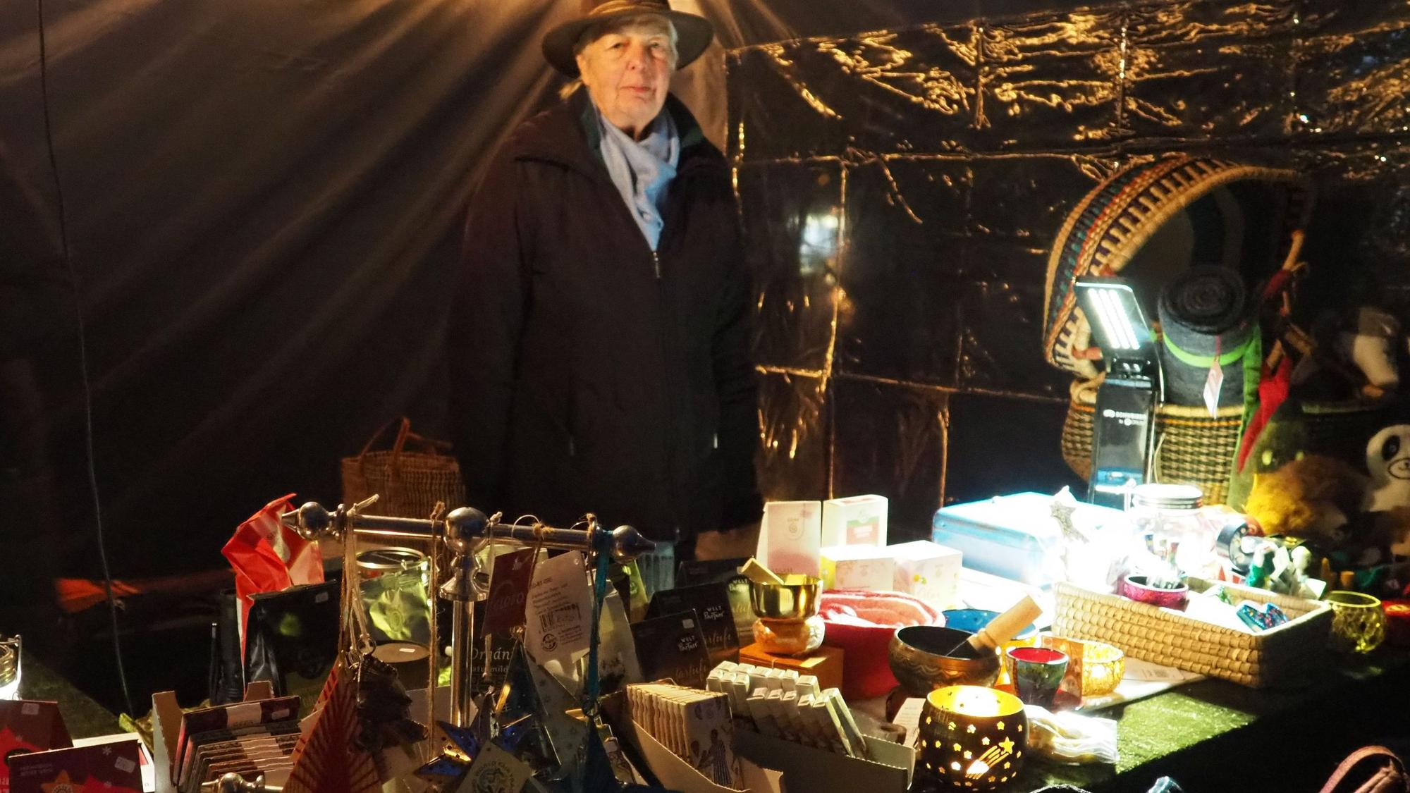 An einem Stand werden fair gehandelte Waren angeboten.