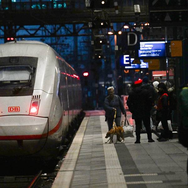Ein ICE der Deutschen Bahn fährt aus dem Kölner Hauptbahnhof. Die Gewerkschaft Deutscher Lokomotivführer (GDL) hat zu einem erneuten Warnstreik bei der Deutschen Bahn aufgerufen.