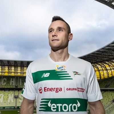 Auf dem Foto ist der Fußballspieler Christian Clemens im Trikot des polnischen Teams Lechia Danzig zu sehen.