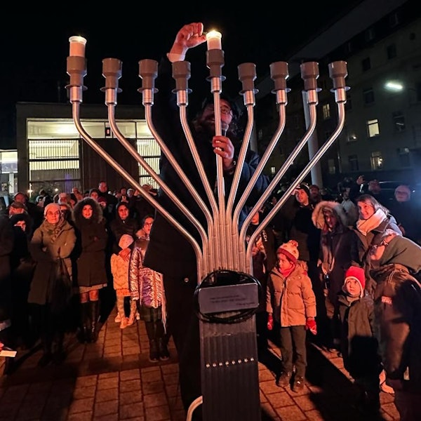 Die erste Kerze der Chanukkia wird entzündet.