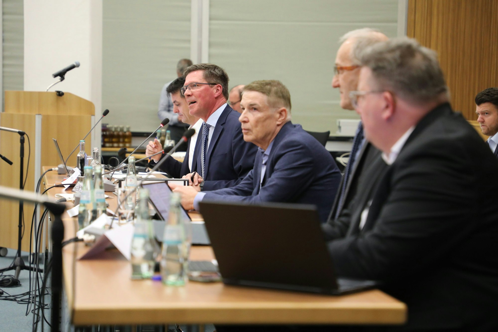 Landrat Stephan Santelmann gibt bekannt, dass der Kreisdirektor-Antrag zurückgezogen ist.