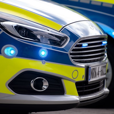 Blaulichter blinken an der Seite eines Polizeiwagens vom Typ Ford S-Max.