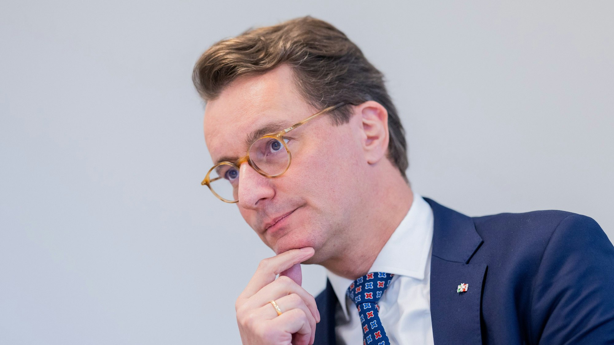 Hendrik Wüst (CDU), Ministerpräsident von Nordrhein-Westfalen, spricht während eines Interviews.