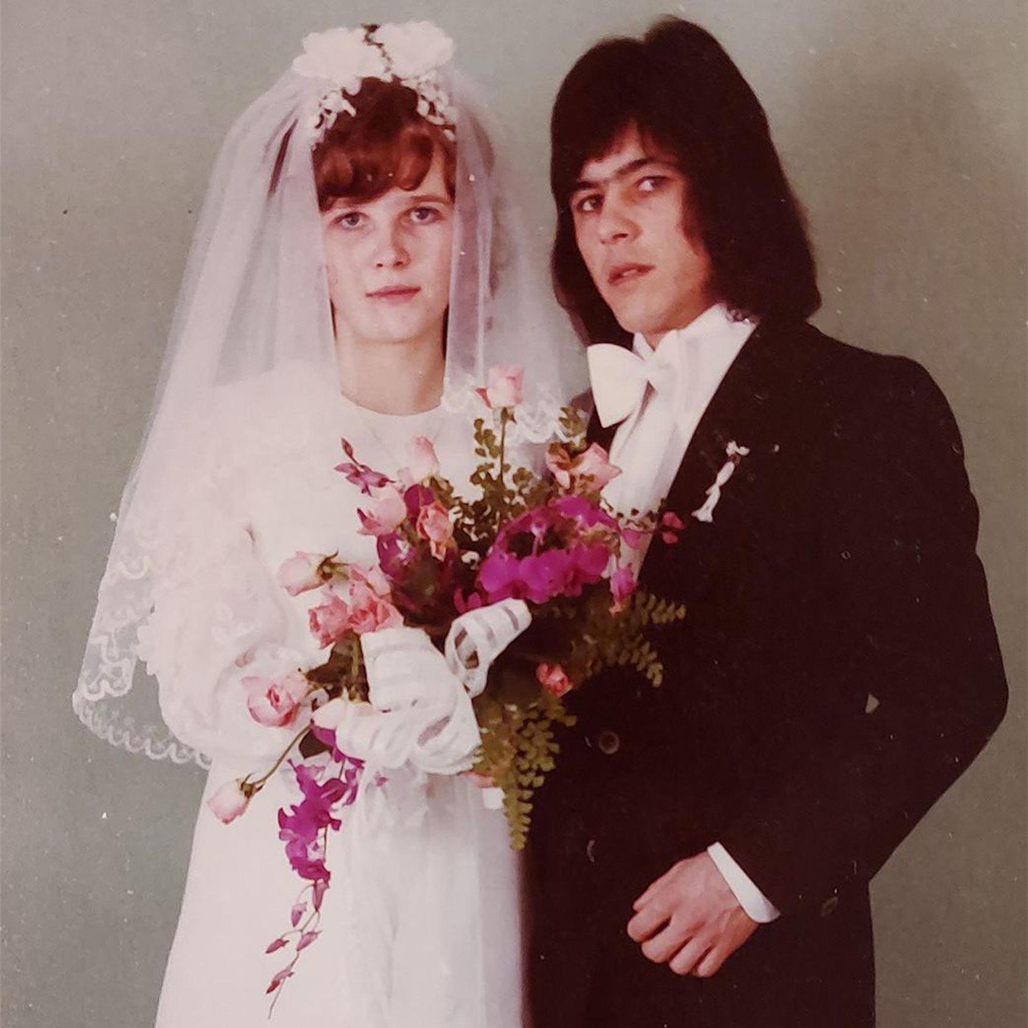 Ein etwas vergilbtes Bild aus dem Jahr 1973 zeigt eine Braut und einen Bräutigam.