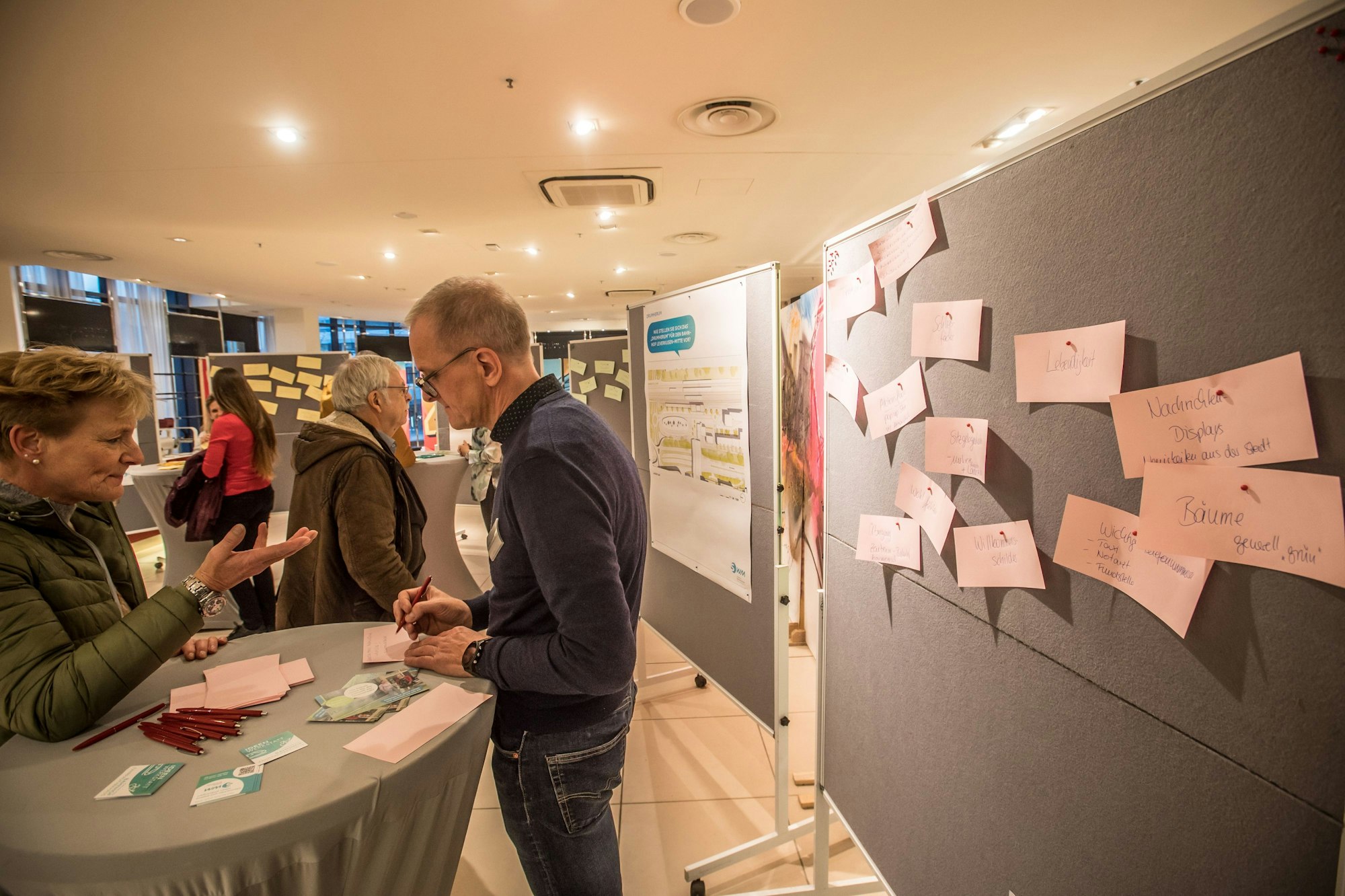 Ideenwerkstatt für den Bahnhof in einem leerstehenden laden in der Rathaus-Galerie