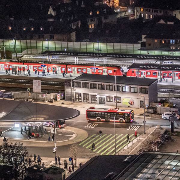 Der Bahnhof Leverkusen-Mitte und der Busbahnhof hinten die Kolonie III. Foto: Ralf Krieger