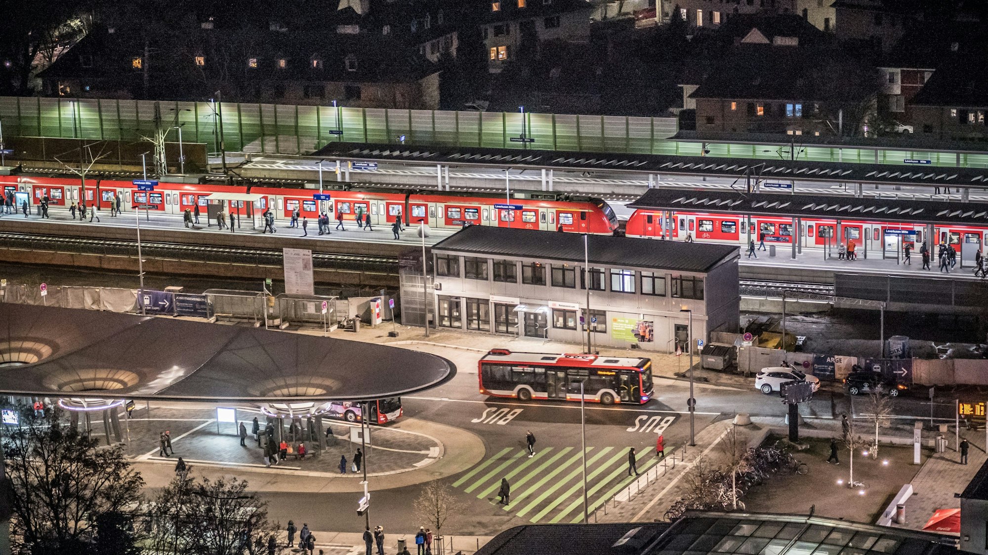 Der Bahnhof Leverkusen-Mitte und der Busbahnhof hinten die Kolonie III. Foto: Ralf Krieger