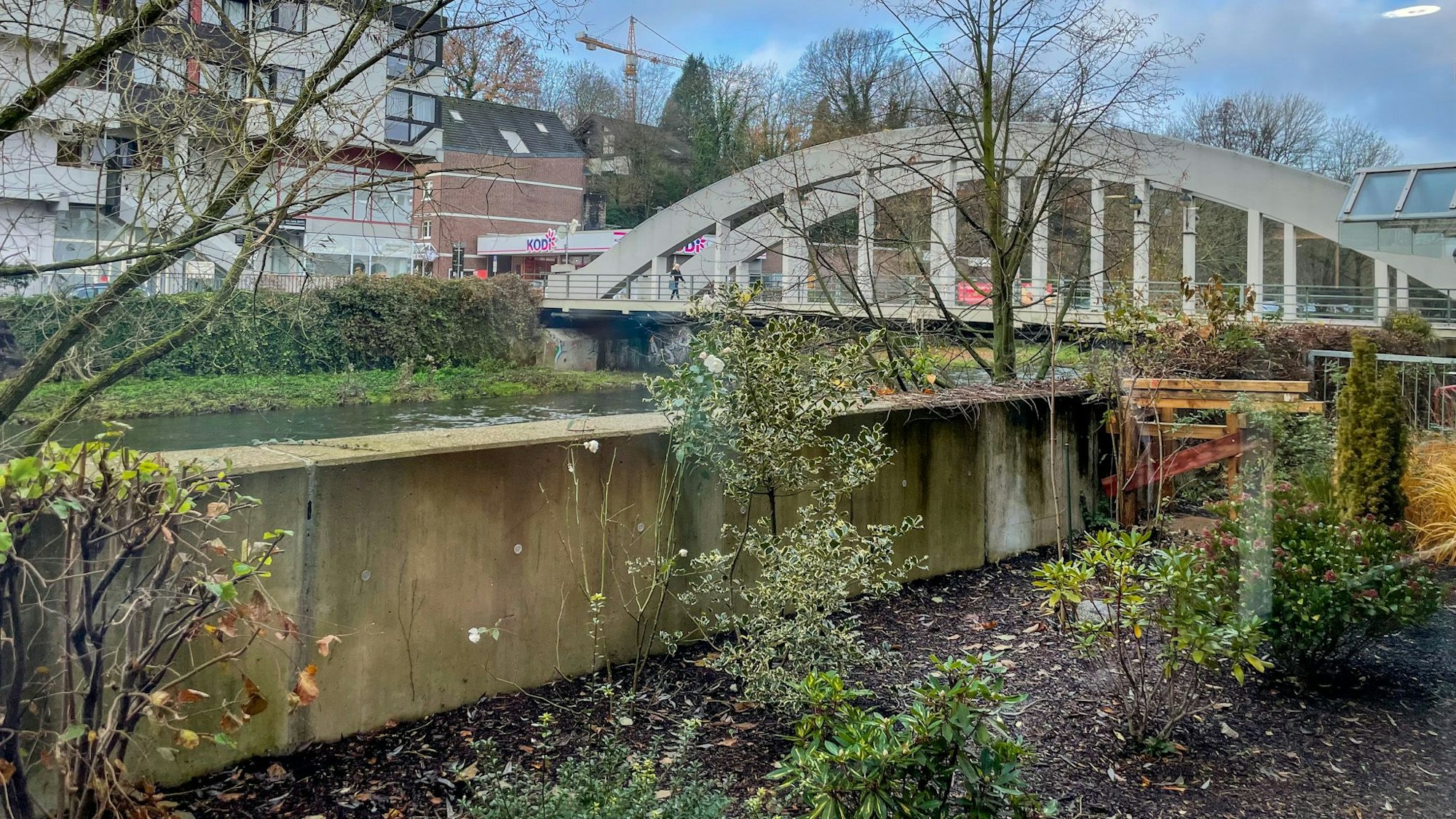 Das Wasser der Wupper war deutlich über die Mauer getreten, die direkt neben der Filiale liegt.