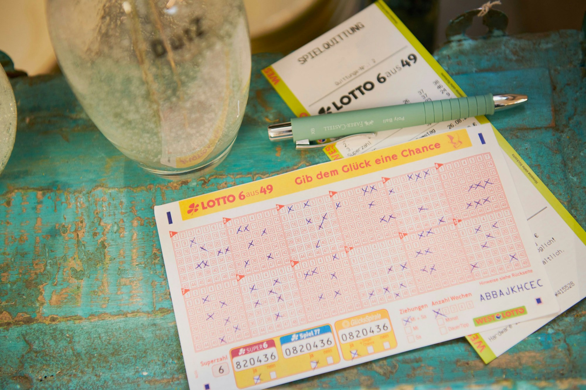 Einem Spielteilnehmer aus dem Raum Köln sowie einem weiteren Tipper aus Hessen wird dieser Nikolaustag sicher als etwas Besonderes in Erinnerung bleiben: Mit den sechs richtigen Glückszahlen 2, 15, 27, 42, 43 und 45 trafen sie am Mittwoch (6. Dezember) die zweite Gewinnklasse bei LOTTO 6aus49 und erhalten dafür jeweils rund 2 Millionen Euro.