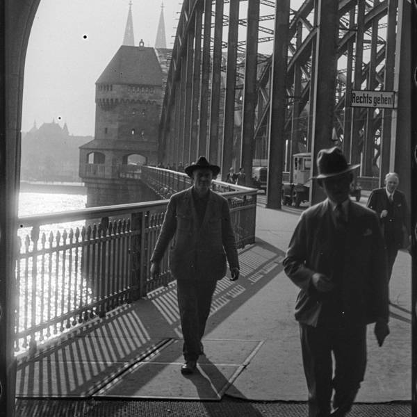 Männer auf der Hohenzollernbrücke 1928