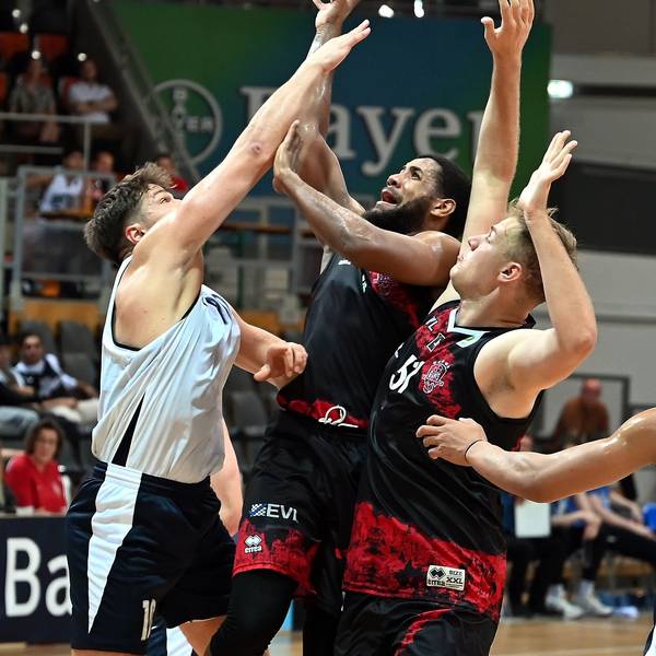 15.09.2023, Basketball-Bayer Giants-Etzella Ettelbruck
mitte: Quadre Lolli Jr. (Bayer)
rechts: Sören-Eyke Urbansky (bayer)
Foto: Uli Herhaus