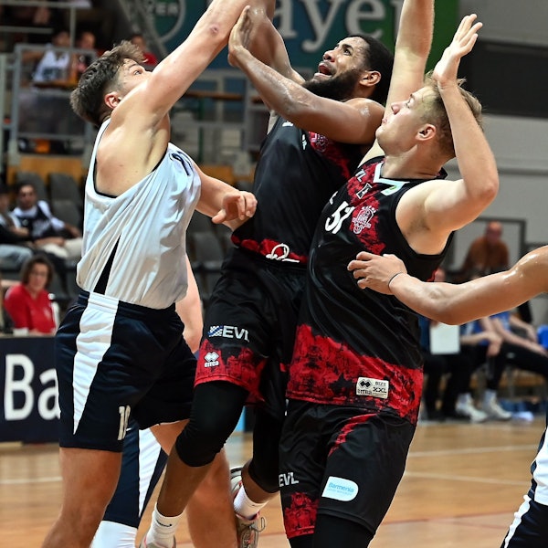15.09.2023, Basketball-Bayer Giants-Etzella Ettelbruck
mitte: Quadre Lolli Jr. (Bayer)
rechts: Sören-Eyke Urbansky (bayer)
Foto: Uli Herhaus