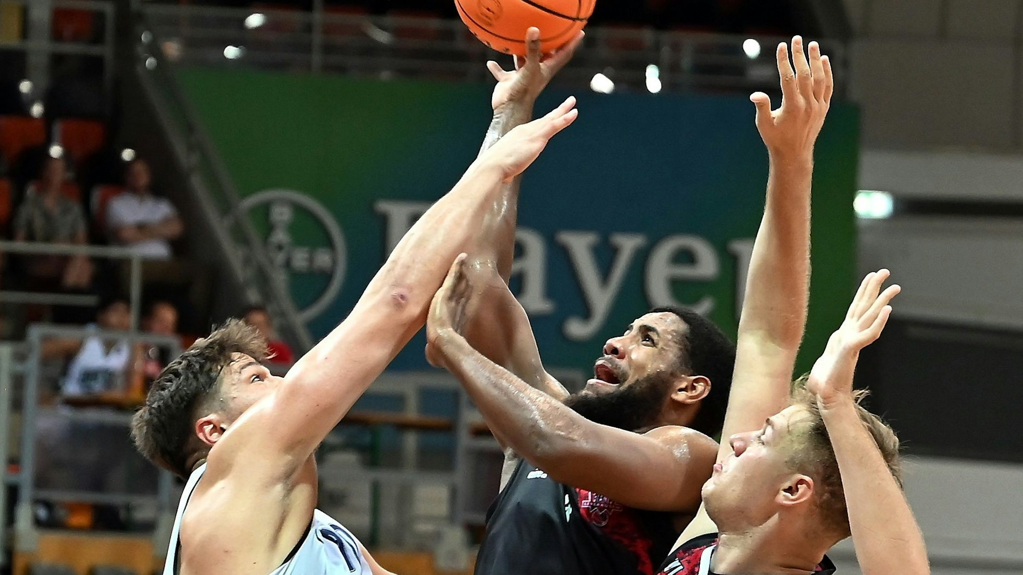 15.09.2023, Basketball-Bayer Giants-Etzella Ettelbruck
mitte: Quadre Lolli Jr. (Bayer)
rechts: Sören-Eyke Urbansky (bayer)
Foto: Uli Herhaus