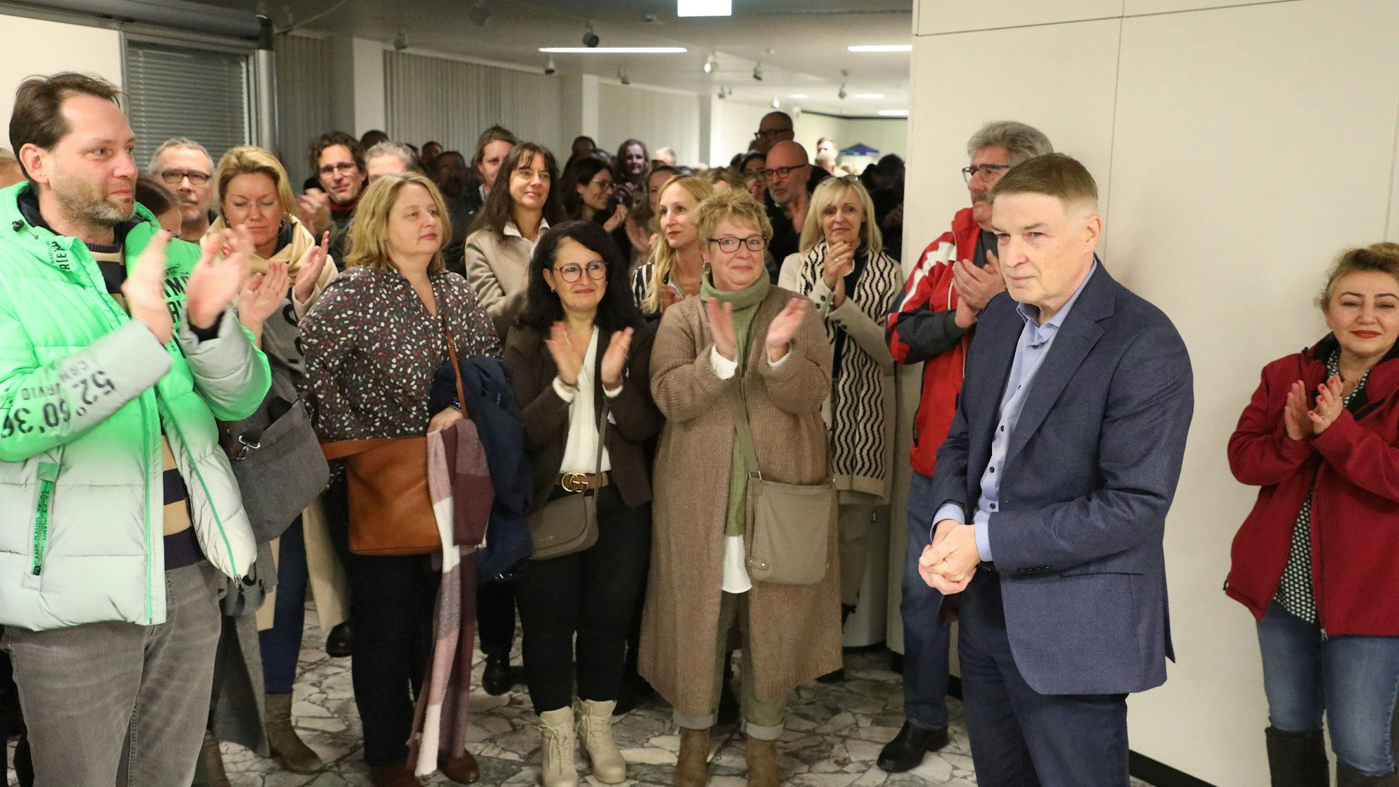 Besucher applaudierten für Kreisdirektor Dr. Erik Werdel vor der Tür