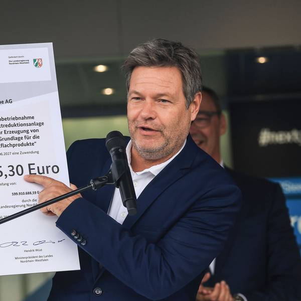 Robert Habeck (Grüne), Bundeswirtschaftsminister, zeigt auf dem Gelände von Thyssen-Krupp den Förderbescheid von Land und Bund. Bundeswirtschaftsminister Habeck hat ThyssenKrupp Steel anlässlich der Besiegelung der Förderung durch die Bundesregierung besucht.