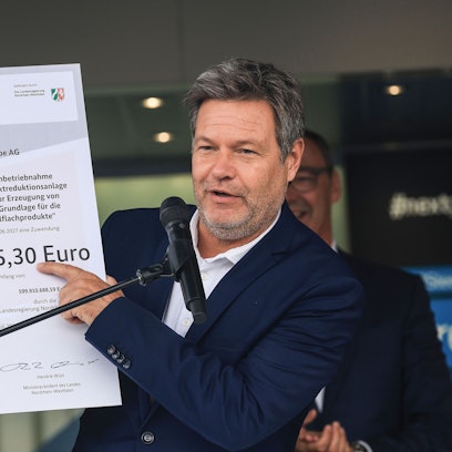 Robert Habeck (Grüne), Bundeswirtschaftsminister, zeigt auf dem Gelände von Thyssen-Krupp den Förderbescheid von Land und Bund. Bundeswirtschaftsminister Habeck hat ThyssenKrupp Steel anlässlich der Besiegelung der Förderung durch die Bundesregierung besucht.