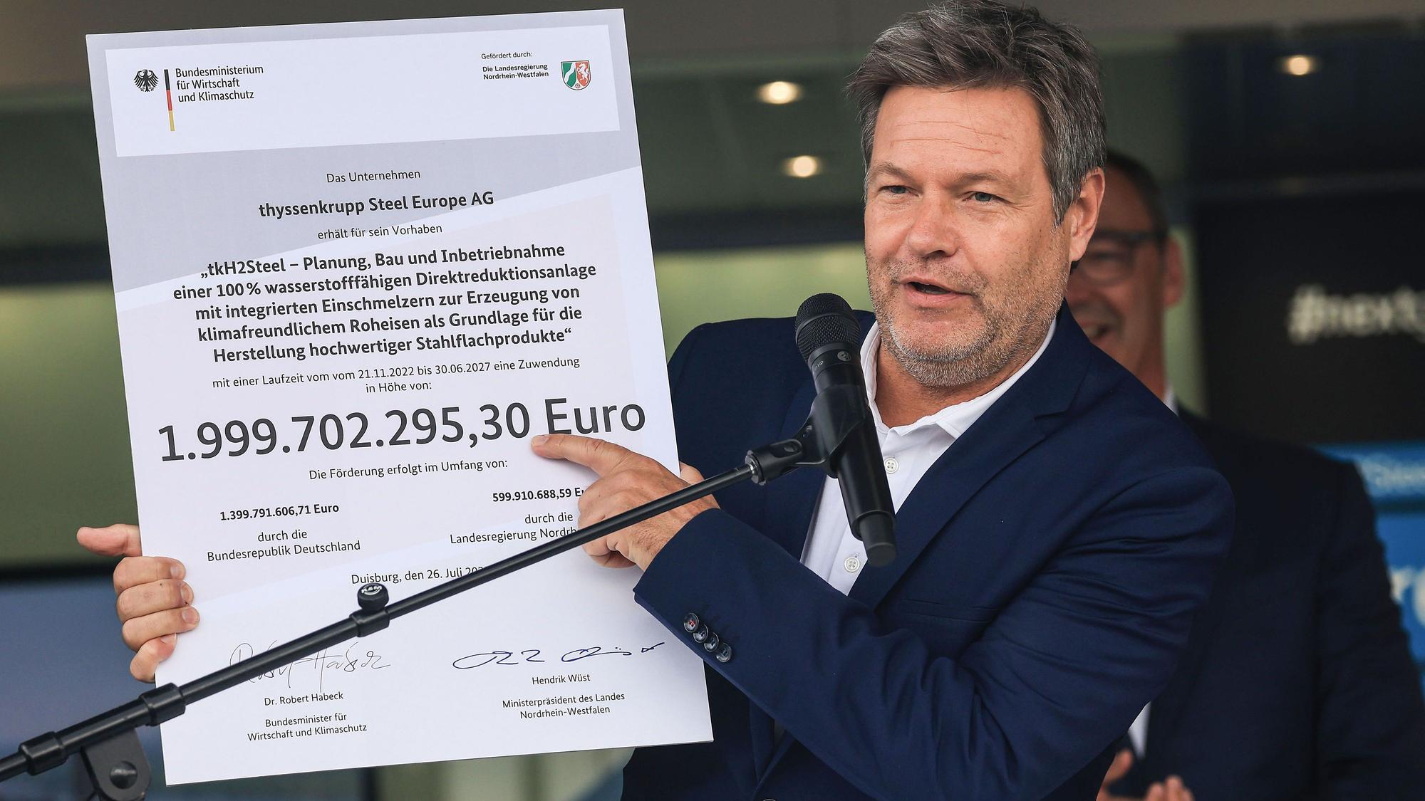 Robert Habeck (Grüne), Bundeswirtschaftsminister, zeigt auf dem Gelände von Thyssen-Krupp den Förderbescheid von Land und Bund. Bundeswirtschaftsminister Habeck hat ThyssenKrupp Steel anlässlich der Besiegelung der Förderung durch die Bundesregierung besucht.
