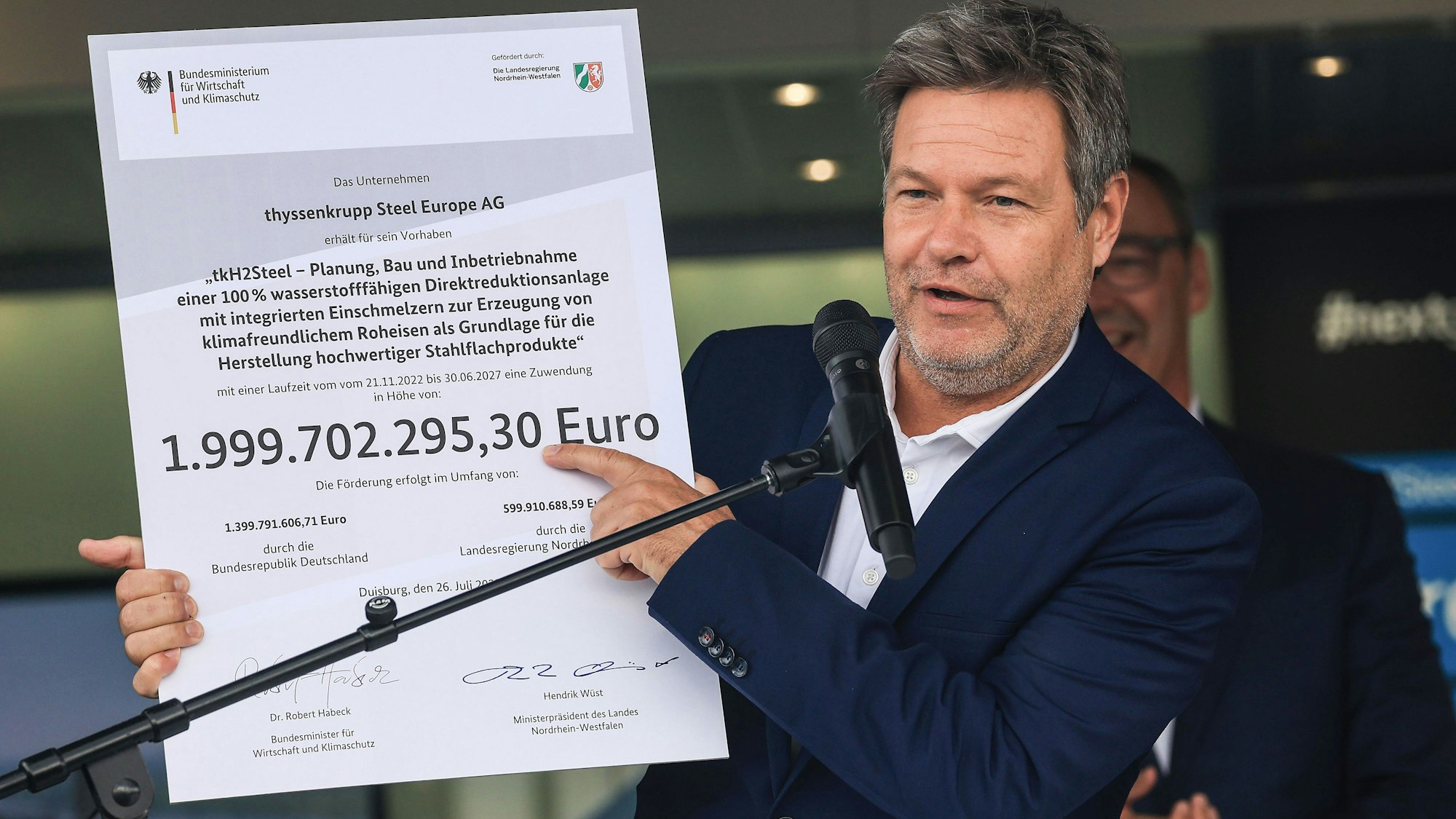 Robert Habeck (Grüne), Bundeswirtschaftsminister, zeigt auf dem Gelände von Thyssen-Krupp den Förderbescheid von Land und Bund. Bundeswirtschaftsminister Habeck hat ThyssenKrupp Steel anlässlich der Besiegelung der Förderung durch die Bundesregierung besucht.