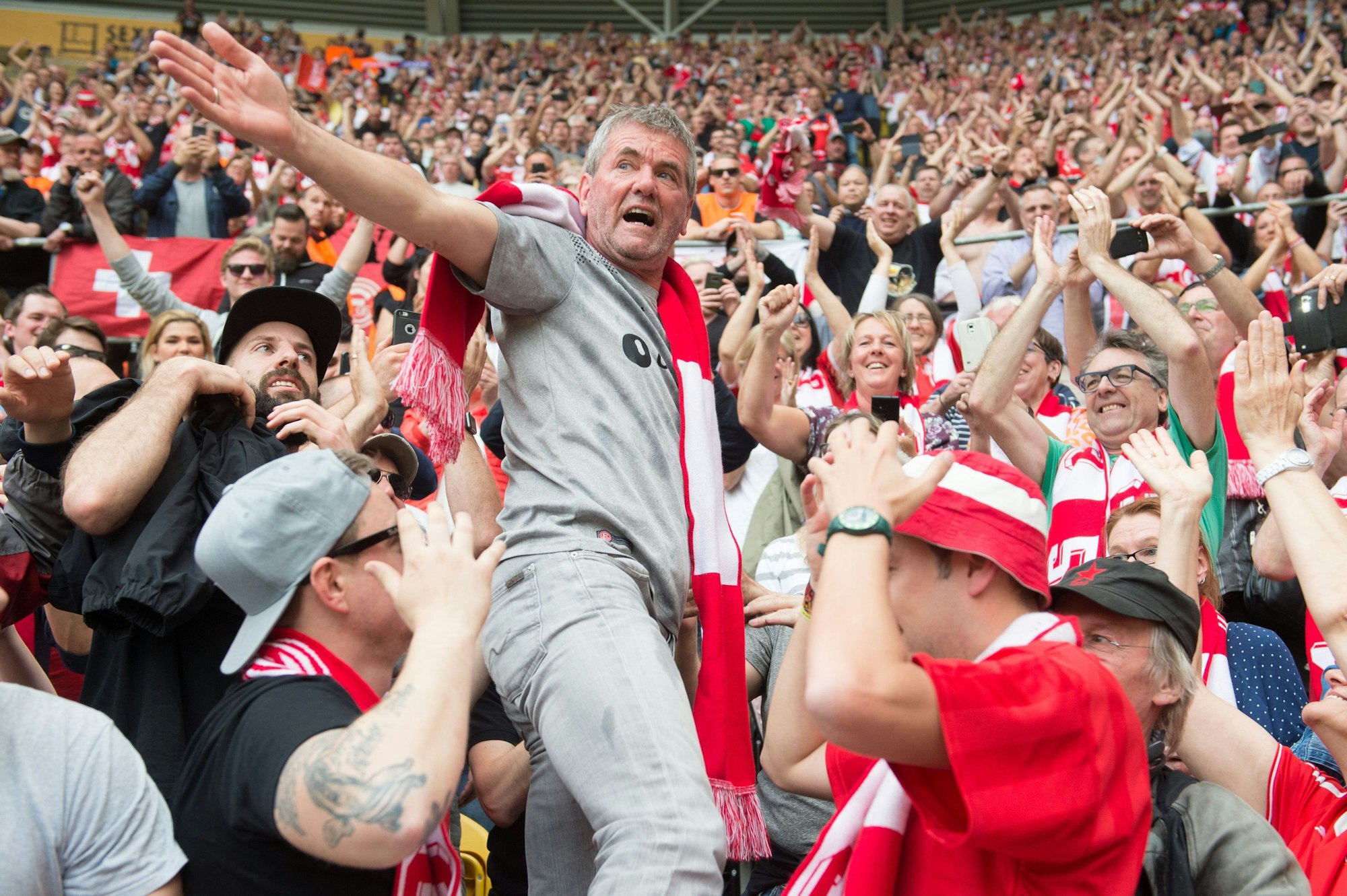 Friedhelm Funkel jubelt nach dem Aufstieg mit Fortuna Düsseldorf 2018 mit den Fans.