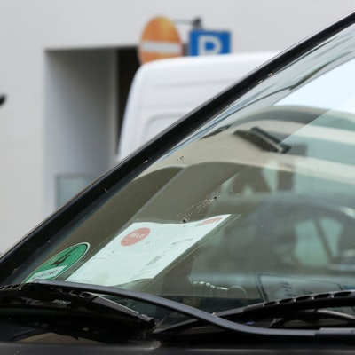 Ein Anwohnerparkausweis wird für große Autos in Köln viermal so teuer wie bislang.