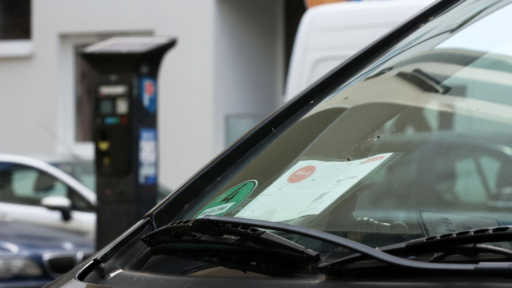 Ein Anwohnerparkausweis wird für große Autos in Köln viermal so teuer wie bislang.