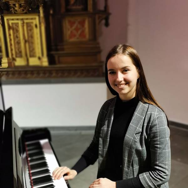 Das Foto zeigt die Pianistin Olha Dondyk.