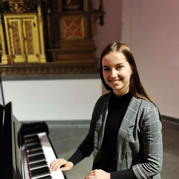 Das Foto zeigt die Pianistin Olha Dondyk.