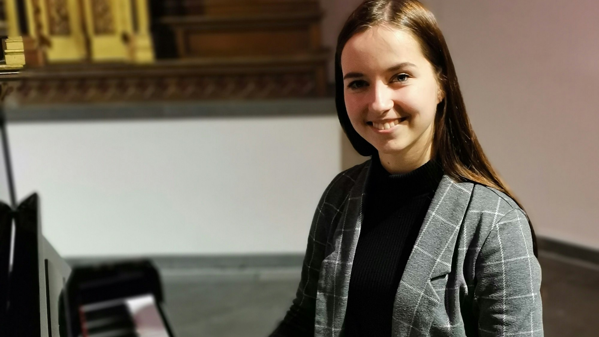 Auf dem Bild ist die Musikerin und Dirigentin Olha Dondyk zu sehen.