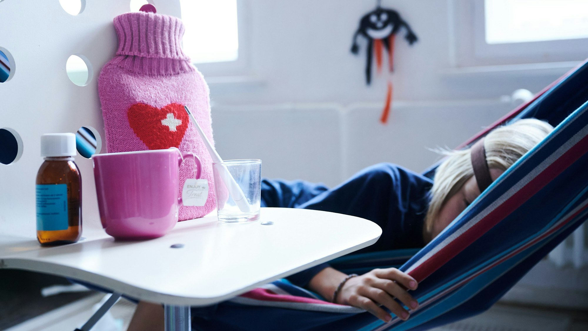 Ein Kind wird in einem Krankenhaus behandelt. Das RKI hat mitgeteilte, dass die Welle an RSV-Infektionen begonnen hat. (Symbolbild)