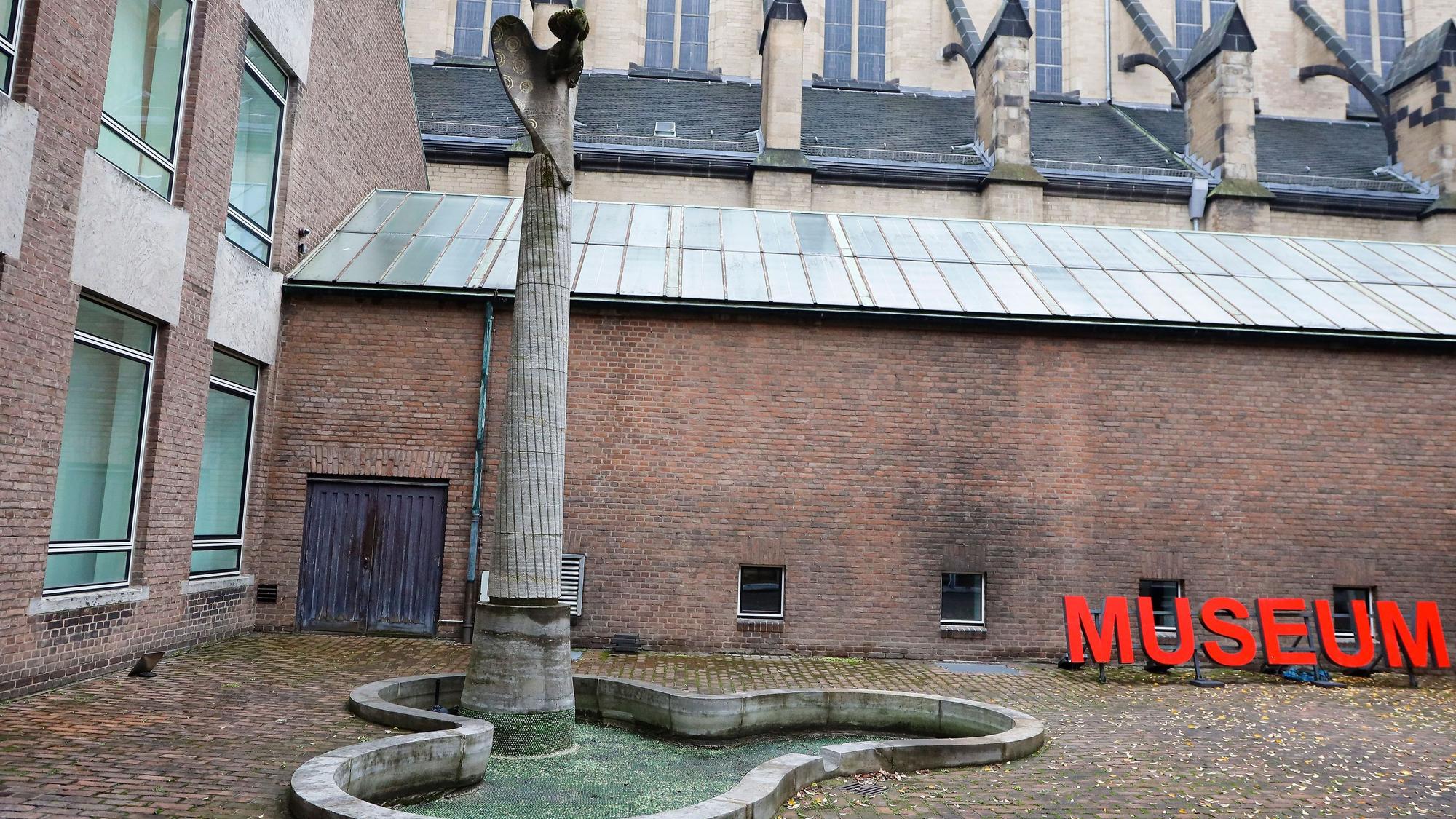 Zu sehen ist der Brunnen mit Friedensengel im Innenhof des Museums für angewandte Kunst in Köln.