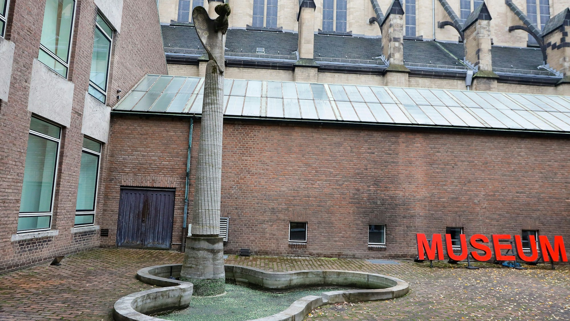 Zu sehen ist der Brunnen mit Friedensengel im Innenhof des Museums für angewandte Kunst in Köln.